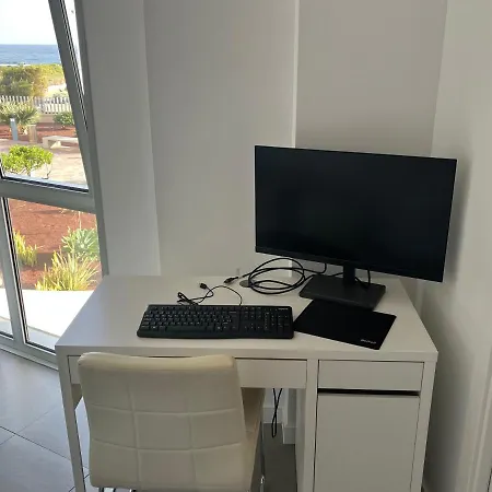 Martines Beachfront Ocean View דירה
