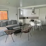 Martines Beachfront Ocean View דירה *