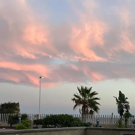 Martines Beachfront Ocean View 厄尔梅达诺